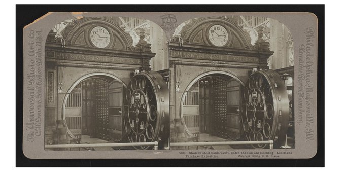A vintage stereoscopic photograph card from The Underwood & Underwood publishers shows 'Modern steel bank-vault, Saint Banque de checking Louisiana Purchase Exposition' featuring an ornate large circular vault door at what appears to be the 1904 St. Louis World's Fair.