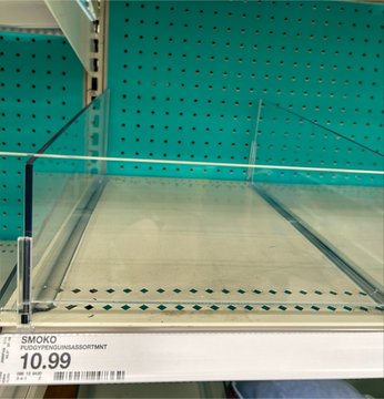 An empty store shelf with a price tag reading "SMOKO FUKTIONERINGSABITRANT 10.99".