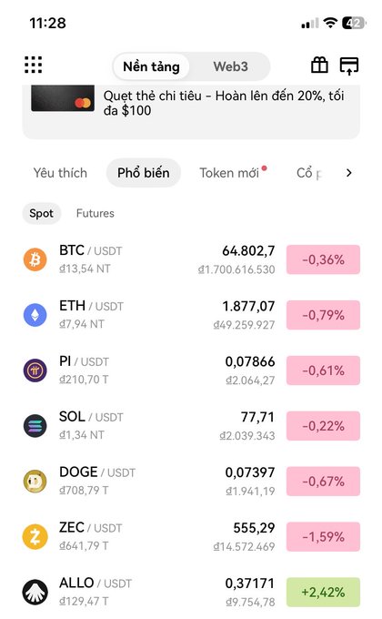 A cryptocurrency exchange app screenshot showing market prices at 11:28, with tabs for "Nền tàng" (Platform) and "Web3", displaying DOGE/USDT at ₫0,07397 and PI/USDT at ₫0,07866 — nearly identical prices that illustrate the post's question about why these two coins trade so closely despite vastly different market caps.