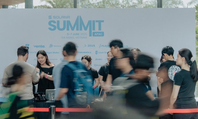 A crowded registration area for the Solana Summit APAC, scheduled for 5-7 June 2025 in Da Nang, Vietnam, with sponsor logos like Venta, Messari, and Zeus visible on the backdrop.
