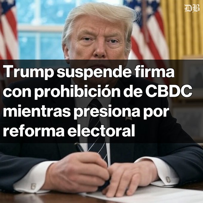 The image features a man sitting at a desk, wearing a suit and tie, with his hands on a piece of paper as he signs it. The text in the image reads "Trump suspende firma física con CBDC mientras presión por el Congreso para aprobar la SAVE America Act". This statement is about President Trump signing an executive order to prohibit banks from using CBDCs, which are digital currency issued by central banks.

The image also includes the text "Obama firma de ley sobre CBDC El presidente anunció que no firmará la legislación de vivienda que prohibiría las monedas digitales de banco central hasta 203 0". This part of the post is about President Obama signing an executive order to prohibit banks from using CBDCs, which are digital currency issued by central banks.

The image also includes a flag in the background and text that reads "DBC".
