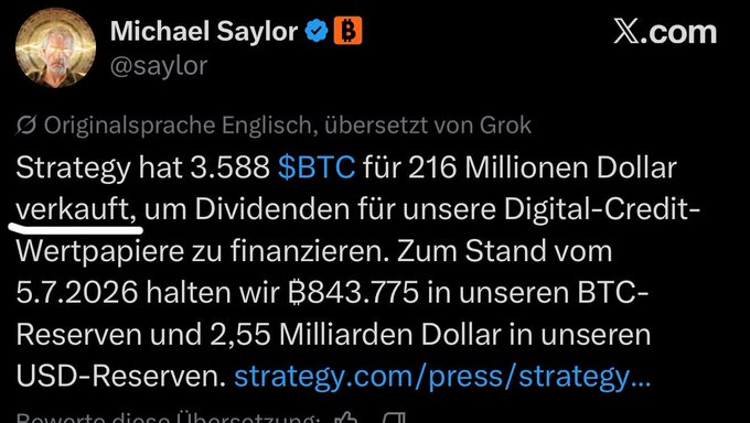 The image shows a German-translated X post from Michael Saylor (@saylor) announcing that Strategy has sold 3,588 BTC (worth $216 million) to fund dividends on their Digital Credit securities, while still holding 843,775 BTC in reserves alongside $2.55 billion in USD reserves. The post highlights the irony of Saylor selling Bitcoin despite his well-known advocacy for buying and holding, which aligns with the accompanying caption's "buy high, sell low" criticism.