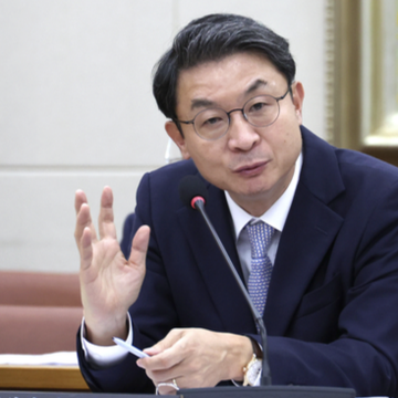 South Korea’s top financial regulator discusses plans to introduce a Digital Asset Basic Act in the fall, including rules for stablecoins, virtual asset service provider (VASP) licensing, and bitcoin. The official shown appears to be Financial Services Commission (FSC) Chairman Lee Bok-hyun, though no identifying text is visible in the image.