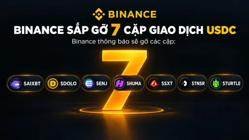 A Binance announcement graphic in Vietnamese stating 'BINANCE SẮP GỠ 7 CẶP GIAO DỊCH USDC', listing tokens including SAIXBT, $DOLO, $ENJ, $HUMA, $SXT, $STNSR, and $TURTLE.