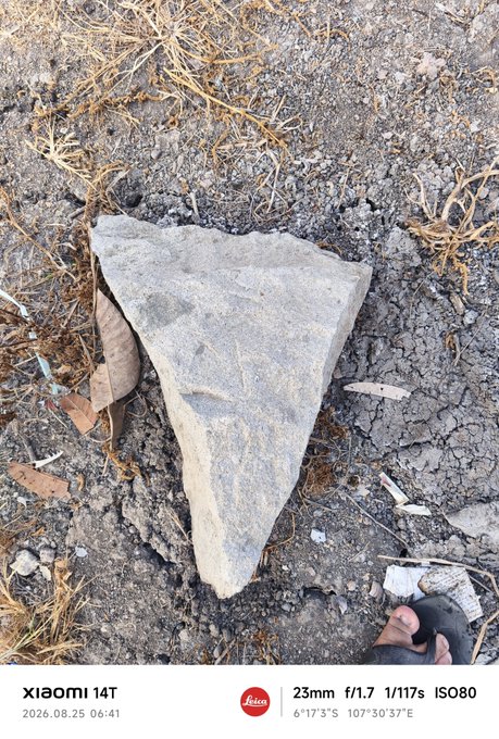 A triangular stone fragment discovered on dirt ground, photographed at 6:41 on August 25, 2026 with a Xiaomi 14T camera (23mm f/1.7, 1/117s, ISO80), bears a striking resemblance to the Tonkeeper logo referenced in the accompanying post, complete with coordinates 6°17'3"S 107°30'37"E and a TON wallet address (UQAT-hyH6LtcYry_loGAHNN1jRNvOclnZM7TP0Vv_-x7-DYb) displayed in the watermark.