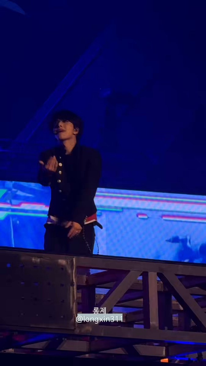The image features a young man standing on stage, holding a microphone and singing into it. The background of the photo shows a large screen or projector behind him, which could be used for live performances or presentations. The caption "아래에서 보는 포뮬라도 좋쟈나 포뮬라도 좋와" suggests that the image is related to a live performance or event, possibly featuring the young man as one of the performers.