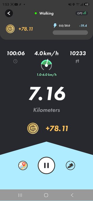 A walking fitness app screen displays a session in progress, showing a distance of 7.16 kilometers at 4.0 km/h over 100:06 minutes, with 10,233 steps recorded. The post indicates the user is restarting a 42km challenge by walking due to leg pain, which aligns with the app's current "Walking" mode status.