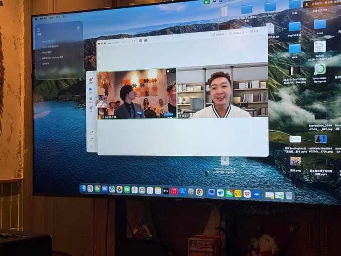 The image shows a computer monitor displaying a video call window with a man's face on screen, set against a macOS desktop background featuring an ocean landscape. The desktop has various files and folders visible, with Chinese-language filenames, suggesting this is a screenshot taken during the online event mentioned in the post.