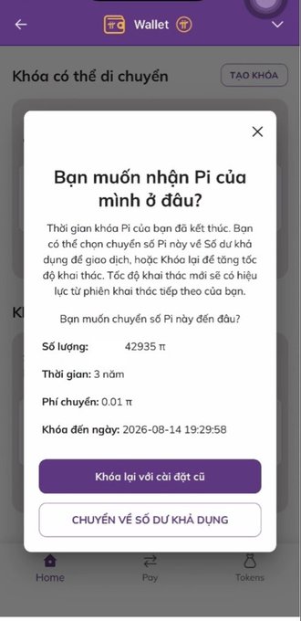 A Pi Wallet screenshot displays a popup in Vietnamese titled "Bạn muốn nhận Pi của mình ở đâu?" (Where do you want to receive your Pi?), showing 42,935 Pi with a 3-year lock period until 2026-08-14 and a transfer fee of 0.01 Pi, with a purple "Khóa lại với cài đặt cũ" (Lock again with old settings) button—illustrating the long-term Pi locking strategy referenced in the post.