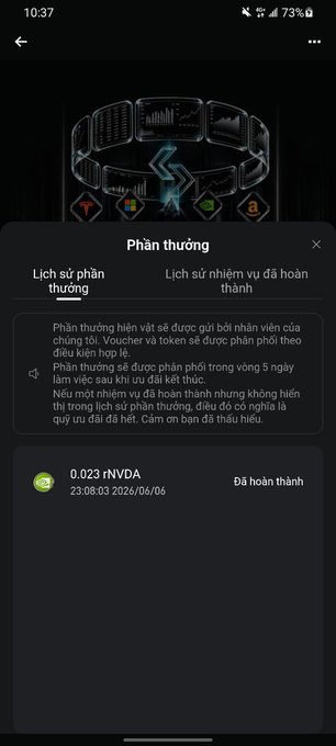 The image shows a phone screen with an app called "Hold" displayed, which appears to be a messaging app. The app has a rating of 5 stars out of 5. The user's name is shown as "Nhé", but there are no other details about their identity or location visible in the image.