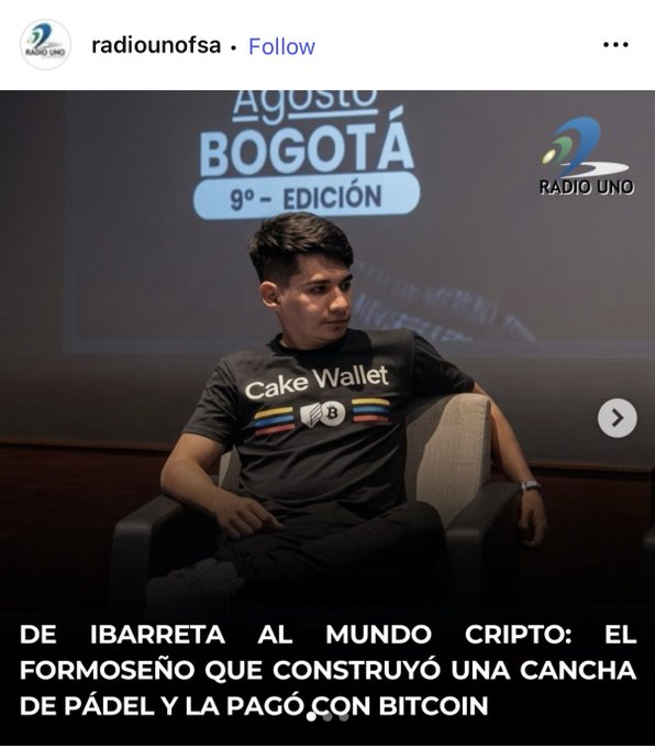 An Instagram post from @radiounofsa featuring a young man wearing a black "Cake Wallet" t-shirt sitting in a chair at an event, with the headline "DE IBARRETA AL MUNDO CRIPTO: EL FORMOSEÑO QUE CONSTRUYÓ UNA CANCHA DE PÁDEL Y LA PAGÓ CON BITCOIN" and "Agosto Bogotá 9° Edición" displayed.