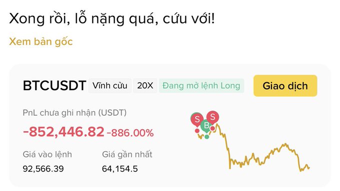 The image features a screenshot of a trading website with its interface displayed prominently, along with information about Bitcoin prices and other details related to the trade. The text on the screen is in Vietnamese, with some English phrases present as well, providing the necessary context for understanding the content. The main focus of the image is the price change chart that shows the fluctuations in Bitcoin value over time.