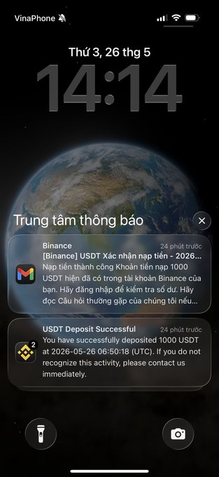 The image shows an iPhone screen with a message displayed about a Bitcoin transaction. The text reads "Trung tìng thể bản có thúy không trong nhân", which translates to "Bitcoin transaction" in English, and it also includes the time of 3:28th through 5th of the following day. The message is accompanied by a screenshot of the Bitcoin transaction details, including the amount of USDT received as 100,000.