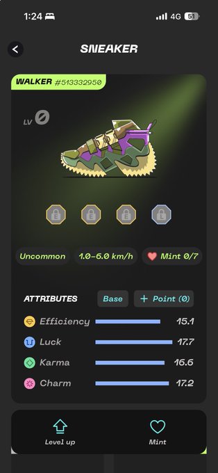 The image displays a screenshot from the STEPN app showing a "WALKER" sneaker NFT (#513332956), an Uncommon tier shoe with level 0/7 mints used and attributes including 15.1 Efficiency, 17.7 Luck, 16.6 Karma, and 17.2 Charm. The post's reference to "真夜中のギャンブルミント 強強ウォーカー" (midnight gambling mint, strong walker) relates to the "Mint 0/7" counter and the wallet symbol still available for minting, suggesting the user is planning late-night minting attempts on this powerful Uncommon Walker.