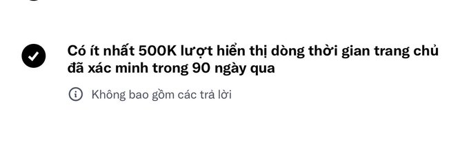 A Vietnamese notification showing a checkmark icon next to the text 'Có ít nhất 500K lượt hiển thị đồng thời gian trang chủ đã xác minh trong 90 ngày qua' (At least 500K simultaneous homepage display views verified in the last 90 days), with 'Không bao gồm các trả lời' below.