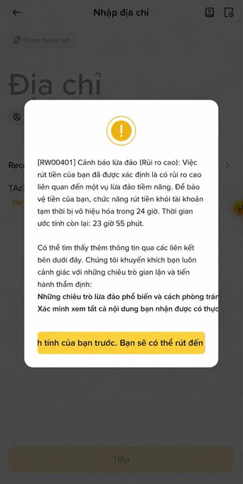 A Vietnamese-language mobile app warning screen (RW00401) cautioning users about rising fraud trends, stating the user has been blocked for 23 hours 55 minutes.
