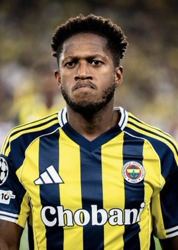 A Fenerbahçe player wearing a jersey featuring the "Chobani" sponsor logo looks off to the side with a serious expression, seemingly unrelated to the accompanying post about Fred discussing Jhon Duran's lack of motivation during training.