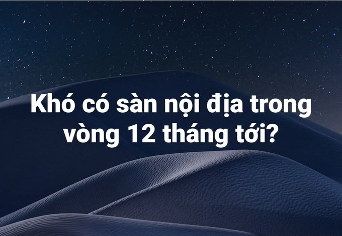 A dark, starry night sky over rolling dunes features the white Vietnamese text "Khó có sàn nội địa trong vòng 12 tháng tới?" (Difficult to have a domestic exchange within the next 12 months?), which headlines the post's view that Vietnam is unlikely to establish a licensed crypto exchange within a year due to the high 10,000 billion VND capital requirement.