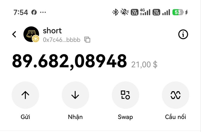 A mobile screenshot of a crypto wallet interface displaying a balance of 89.6820948 tokens worth $21.00, labeled as "short" with the contract address starting "0x7c46...bbbb." The interface includes options in Vietnamese for Send (Gửi), Receive (Nhận), Swap, and Bridge (Cầu nối), supporting the user's claim of holding $SHORT tokens across two wallets without selling.