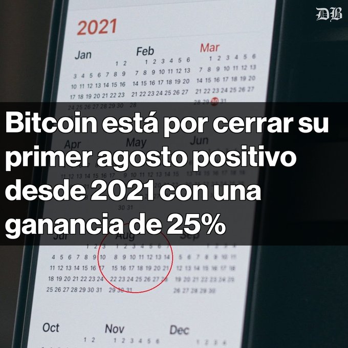A news graphic from 'B' showing a 2021 calendar with a red circle, accompanied by the Spanish headline 'Bitcoin está por cerrar su primer agosto positivo desde 2021 con una ganancia de 25%'.