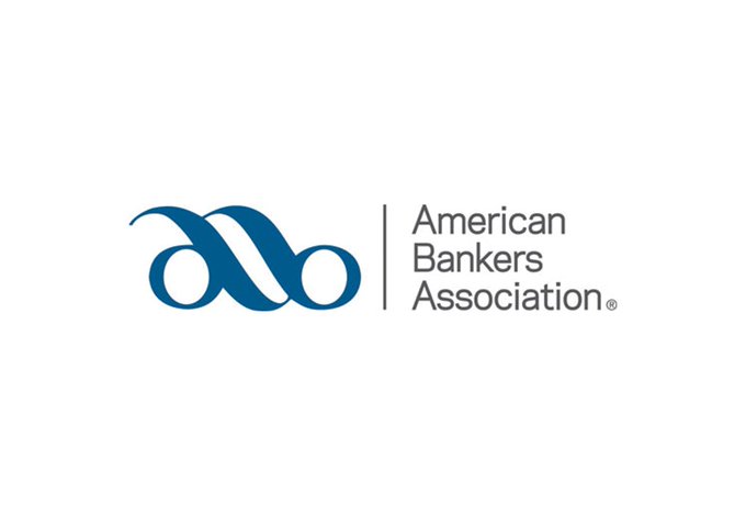 Logo American Bankers Association („American Bankers Association”) towarzyszy polskiemu wpisowi o nowych przepisach pozwalających giełdom krypto wypłacać odsetki od stablecoinów, m.in. poza emitentami takimi jak Circle i Tether.