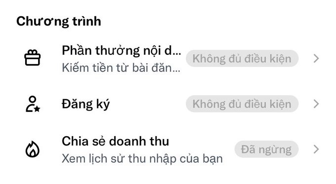 A Vietnamese-language TikTok program/rewards menu showing sections for 'Phần thưởng nội dung' (Content Rewards), 'Đăng ký' (Subscribe), and 'Chia sẻ doanh thu' (Revenue Sharing), with status indicators showing 'Không đủ điều kiện' (Not eligible) and 'Đã ngừng' (Stopped).