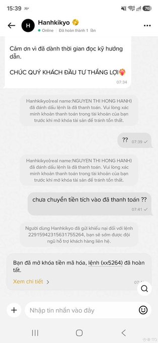 The image shows a Vietnamese chat conversation on Messenger with a merchant named "Hanhkikyo" who sent repeated pre-recorded messages about wanting to exchange cryptocurrency before blocking the user, illustrating the scam pattern where a buyer falsely claims to have sent payment and then disappears. The chat reveals the seller's frustration after being blocked mid-transaction, with timestamps showing the interaction occurred around 7:34-7:41 AM.