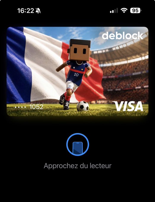 The image features a soccer player wearing a blue and white uniform, kicking a soccer ball while standing on a field with a stadium in the background. The image also includes a text box that reads "Approches du lecteur" which translates to "Approaches for learning". This suggests that there might be an educational or informational aspect related to the soccer player's outfit and the sport itself, possibly through a virtual reality experience or an interactive app designed to teach about soccer.