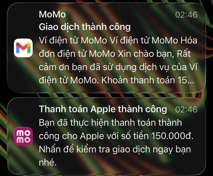 The image shows two messages displayed side by side, both written in Vietnamese. The first message is from a person named Gíasch, while the second message is from an individual named Mình. They are discussing their experiences with different mobile devices and apps.