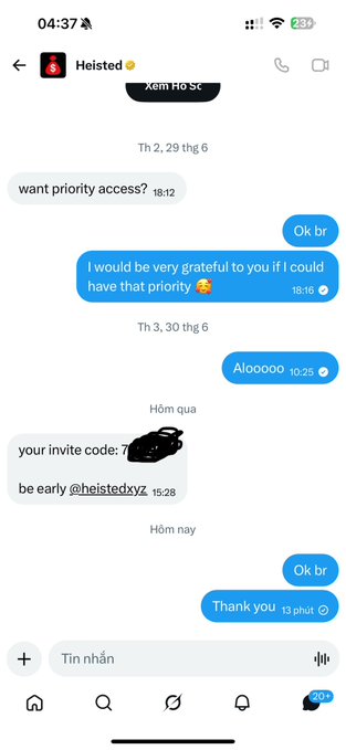 A direct message conversation with "Heisted" on Xem Hoạt ảnh showing an exchange where the user asks for priority access and receives an invite code at 15:28, illustrating the moment they obtained the code from the @Heistedxyz team mentioned in the post.