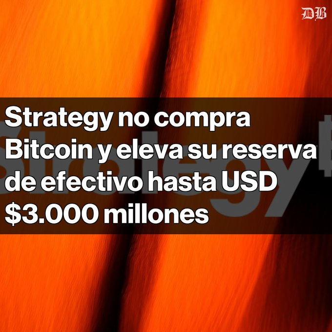 A news graphic with orange background and 'B' logo displays Spanish text: 'Strategy no compra Bitcoin y eleva su reserva de efectivo hasta USD $3.000 millones'.
