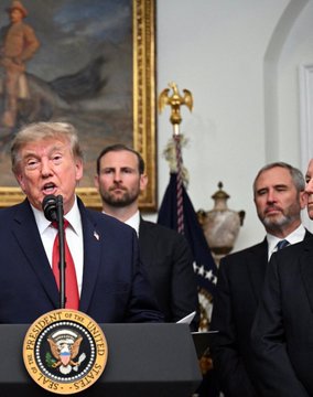 Donald Trump speaks at a podium while Brad Garlinghouse, Brian Armstrong, and other crypto leaders look on, suggesting their involvement in discussions about the CLARITY Act. This image likely captures the event mentioned in the accompanying post, hinting at significant behind-the-scenes crypto industry developments.