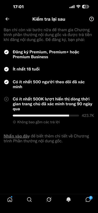 A Vietnamese-language screenshot showing requirements for an Instagram Creator Rewards check, including being 18+, having 500 followers, and having 500K views in the last 90 days, with 423.7K progress shown.