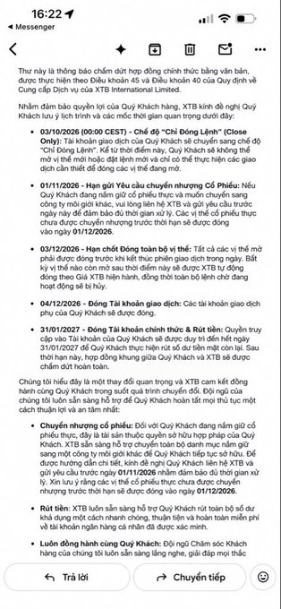 A screenshot of a Vietnamese Messenger conversation dated 16:22 detailing announcements and closure dates for various international XTB bank accounts in Singapore, Poland, the UK, Czech Republic, and Hungary, noting that Vietnamese customers' accounts will not be closed.