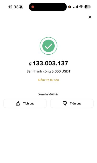 A Binance transaction success screen showing ₫133,003,137 from selling 5,000 USDT, illustrating the user's successful P2P withdrawal to Vietcombank that they described in the post.