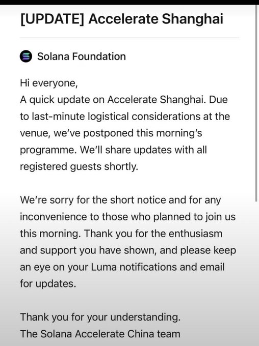 The image shows an official announcement from the Solana Foundation titled "[UPDATE] Accelerate Shanghai," informing registered guests that the morning's programme has been postponed due to last-minute logistical considerations at the venue, with further updates promised via Luma and email. The notice relates directly to the accompanying post, which clarifies that the logistical issues stemmed from unexpectedly high attendance that raised overcrowding and public safety concerns, prompting police involvement.