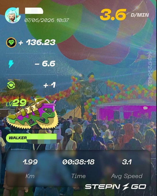 The image shows a fitness app screen with a photo of a crowd at an event, possibly a festival or concert, surrounded by balloons. The app displays information about the user's walking speed and distance traveled during their workout session.