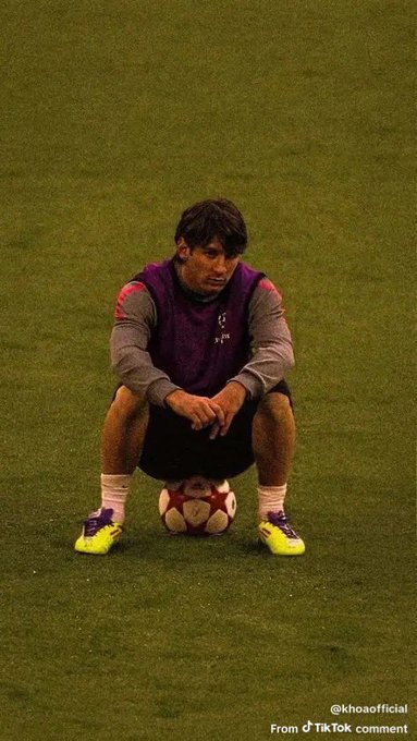 The caption: A focused soccer player squats on the pitch with a ball beneath him during a training session, captioned with the TikTok handle "@khoaofficial" from a comment.

The post connects the intense pressure of the user being surrounded by profitable "PNL calendars" to the concentrated, "ready to pounce" posture of the footballer, symbolizing the user's determination to score big and "move" in August like a player preparing to dominate the field.