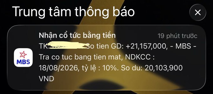 Vietnamese notification from MBS about receiving cash dividends of +21,157,000 VND with a 10% yield and a balance of 20,103,900 VND, dated 18/08/2026.