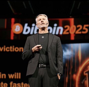 A speaker delivers a presentation at the "Bitcoin 2025" conference, wearing a Bitcoin-emblazoned t-shirt under a blazer while addressing the audience. The Bitcoin-themed backdrop and the speaker's attire visually reinforce the post's commentary on bearish short-term BTC technicals.