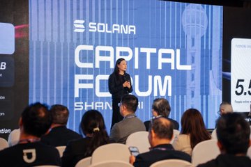A female speaker addresses an audience of seated attendees at the "SOLANA CAPITAL FORUM" event in Shanghai, as shown on the large screen behind her. The image visually supports the post's mention of recent offline capital forums by capturing one of these gatherings where Solana brings together allocators and builders in person.