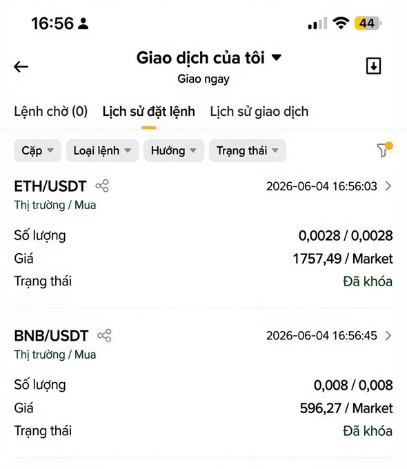 The image shows a phone screen displaying two cell phone icons with foreign text written on them alongside an overlay of an English language description. The foreign texts are "BnB/USDT" and "ETH và 5". One of these texts is related to a cell phone app, while the other might be referring to an online platform. In the post below the image, there's a link that says "Ngày thứ 18 đóng họ Tiếp tục mua thêm 5$ án 5$ ãn chưa luỹ. Tiết kiệm, đầu tư". Focus on what is in the image and how it relates to the post.