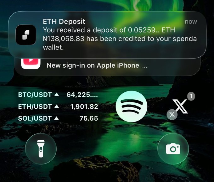 A smartphone lock screen with a green aurora borealis wallpaper, showing notifications for an ETH deposit of 0.05259 ETH worth ¥138,058.83, along with crypto prices for BTC/USDT, ETH/USDT, and SOL/USDT.