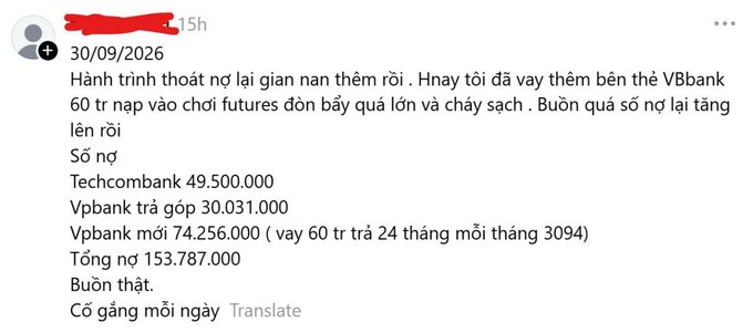 The image shows a Vietnamese Facebook post dated 30/09/2026 detailing the author's mounting debts after losing a 60 million VND futures trade, with a total debt breakdown of 153.787 million VND across Techcombank (49.5M), existing VPbank (30.031M), and new VPbank loan (74.256M), ending with a heartfelt "Cố gắng mỗi ngày" (Try harder every day).