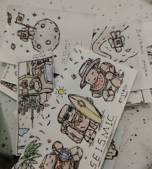 Several hand-drawn, colored illustrations on torn pieces of paper depict cute bears in spacesuits on the moon and planets, with the word 'SEISMIC' and '@mikruleta' written on them.