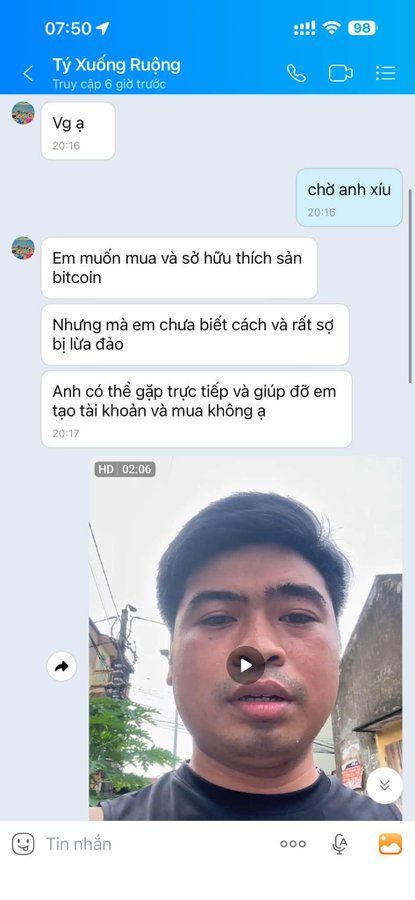 A Vietnamese text message conversation where someone asks to buy and hold bitcoin but doesn't know how and fears being scammed, asking to meet in person for help. Below is a video screenshot of a young man.