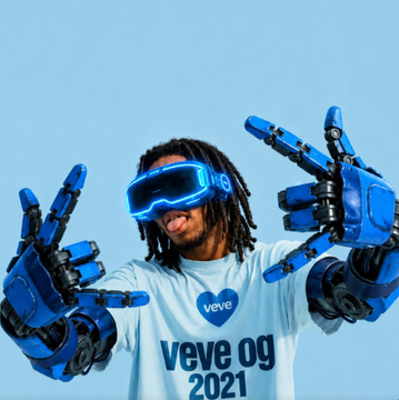 A person wearing a VR headset and blue robotic gloves stands against a blue background, wearing a white shirt with the text "veve veve og 2021".