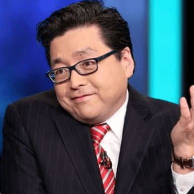 Tom Lee, co-founder of Fundstrat, is shown speaking on a TV panel, gesturing in a dark suit and red striped tie. The image accompanies a post praising his bold Bitcoin bet and Fundstrat’s roughly 20% annual returns.