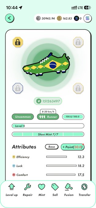 The image shows a phone screen with a green soccer shoe displayed, along with other information about the shoe's attributes such as comfort, durability, and style. The background of the image is white, which contrasts nicely with the green color of the shoe. The text on the screen reads "ブラジル4年間握り締めてた。ミントカンストまで愛しました #STEPN カスミに三苫のサインないよな". This description provides context to the image and helps the viewer understand what they are looking at.
