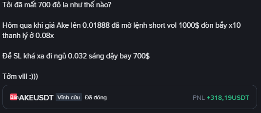Vietnamese text describing a $700 loss on AKE token trading, mentioning a short position at 0.01888 with 10x leverage liquidated at 0.08, with PNL +318.19 USDT shown.